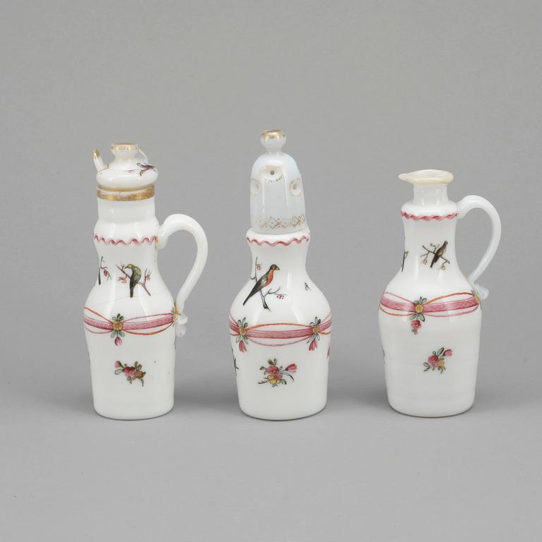 OPALGLAS, 3 delar, omkring år 1800.