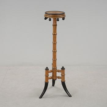 PIEDESTAL. Kolonialstil, omkring sekelskiftet 1900.