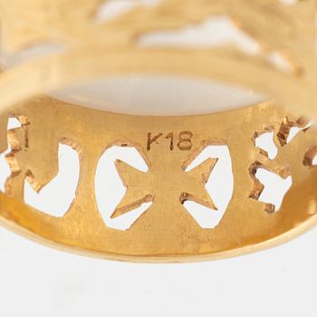18K gold ring.
