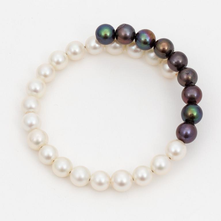 A bracelet of cultured pearls.