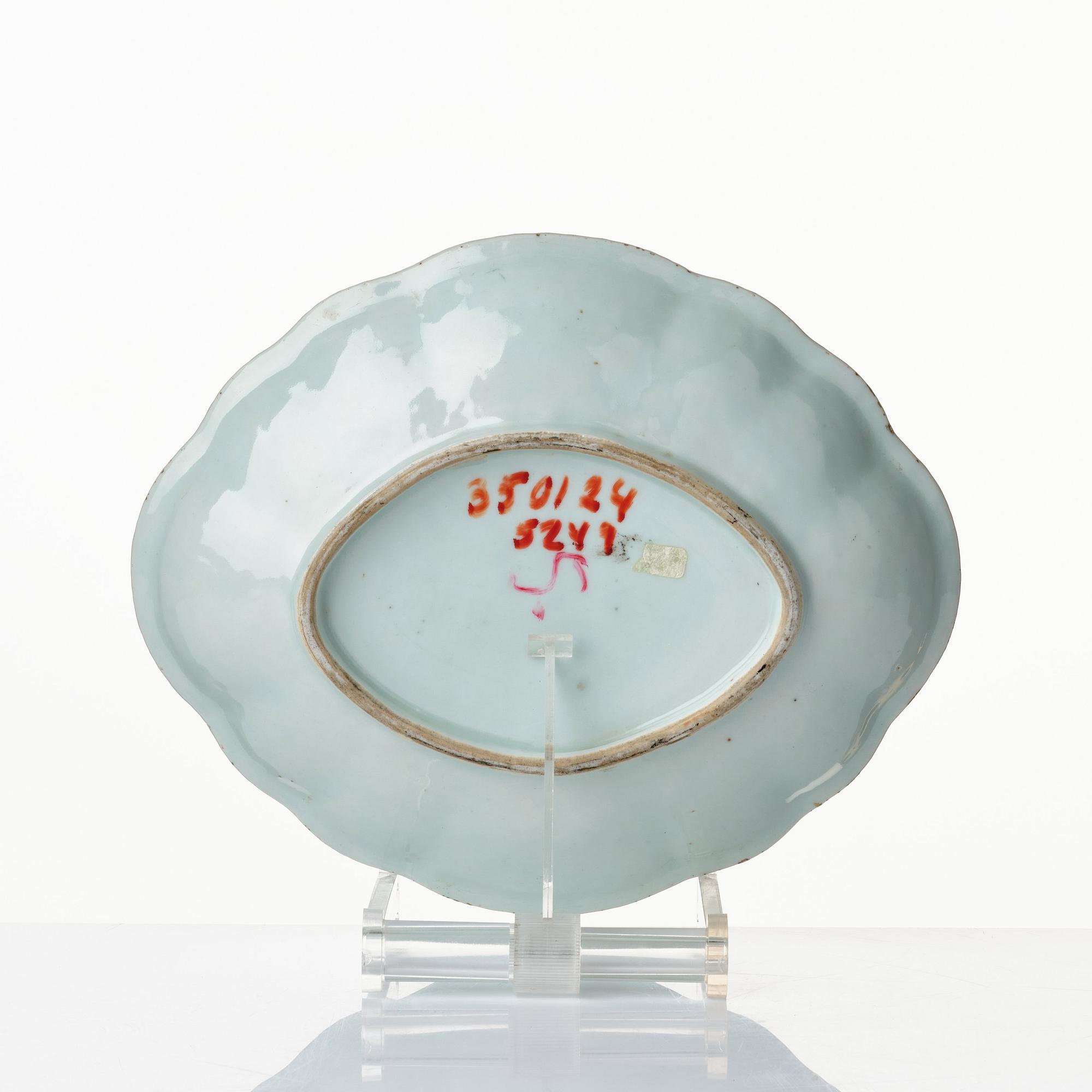Fat, tre stycken, porslin. Qingdynastin, Kanton, 1800-tal.
