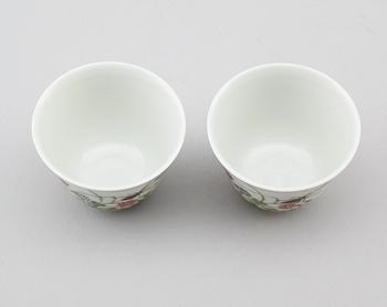 KOPPAR, 2 st, porslin, Kina, med Yongzheng sex karaktärers märke, 1900-tal.