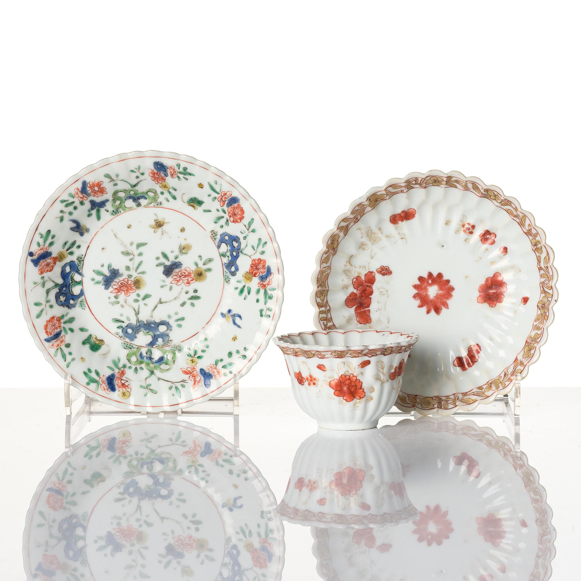 A Chinese iron red porcelain cup with saucer and a small famille verte dish, Qing dynasty, Kangxi (1662-1722).