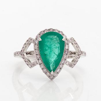 Ring, 14K vitguld, droppformad smaragd och diamanter.
