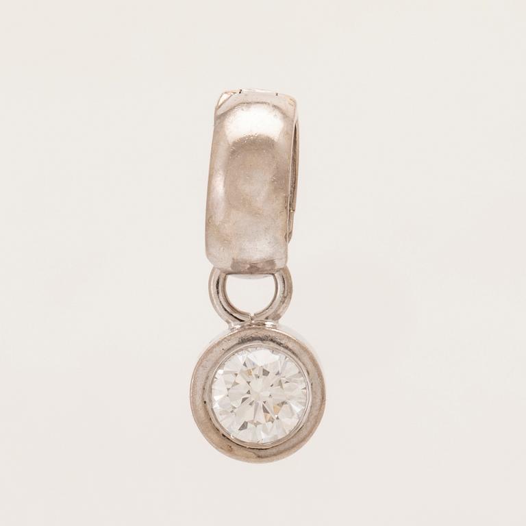 An 18K white gold pendant set with a round brilliant-cut diamond.