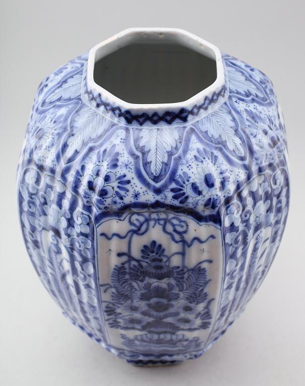 LOCKURNA, fajans, möjligen Delft, 1900-talets första hälft.