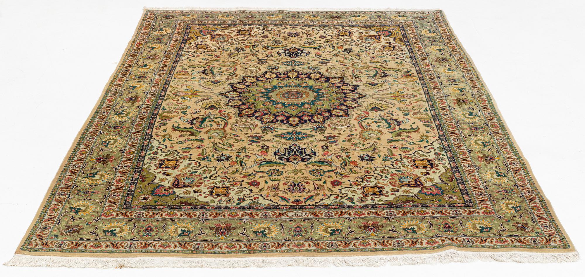Rug, old Täbris, circa 290 x 194 cm.