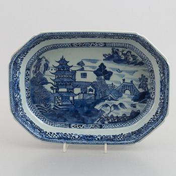 A blue and white export porcelain dish, China, Qianlong (1736-95).