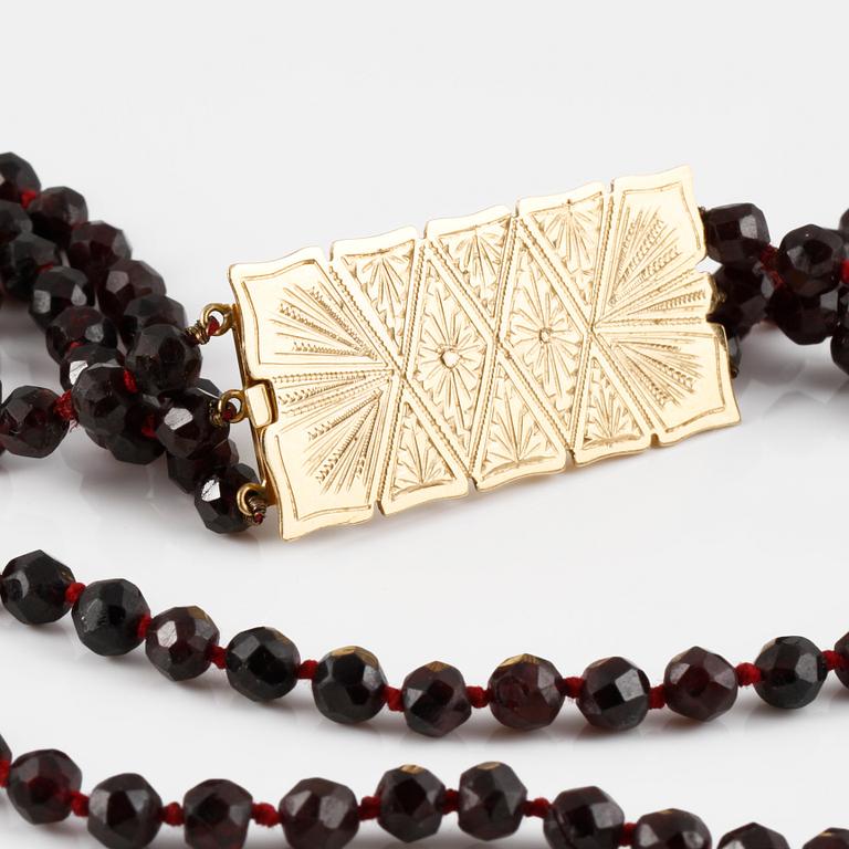 COLLIER, 18K guld med fasettslipade granater, Piacenza, Italien.