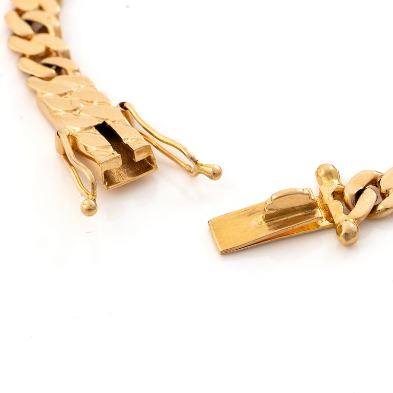 Gustaf Dahlgren & Co, Malmö, 1961. Bracelet in 18K gold with a centrepiece in 14K gold and garnets.