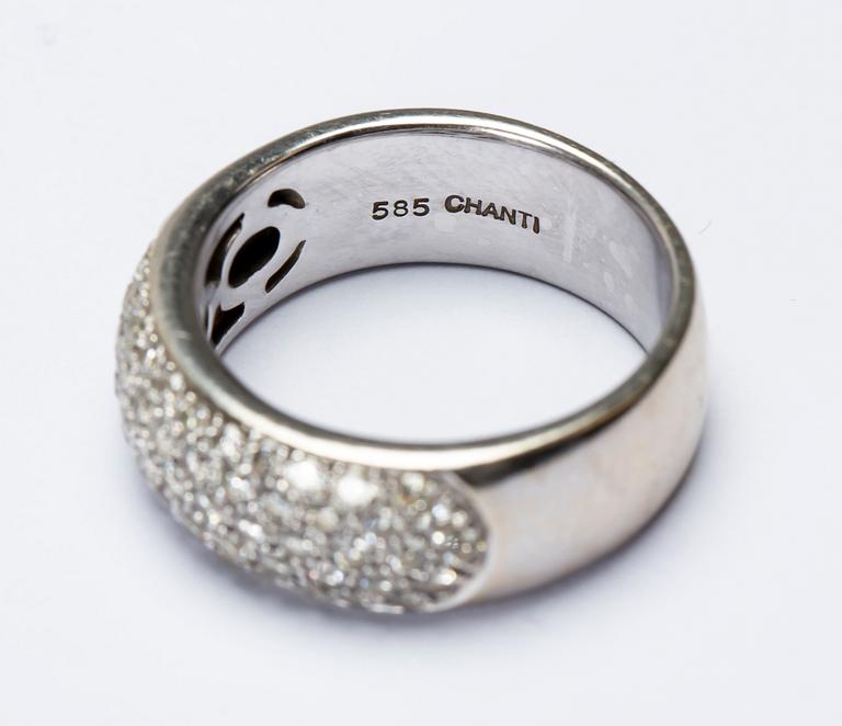 RING, 14 k vitguld med briljantslipade diamanter, totalt ca 1.00 ct. Vikt ca 9 g.