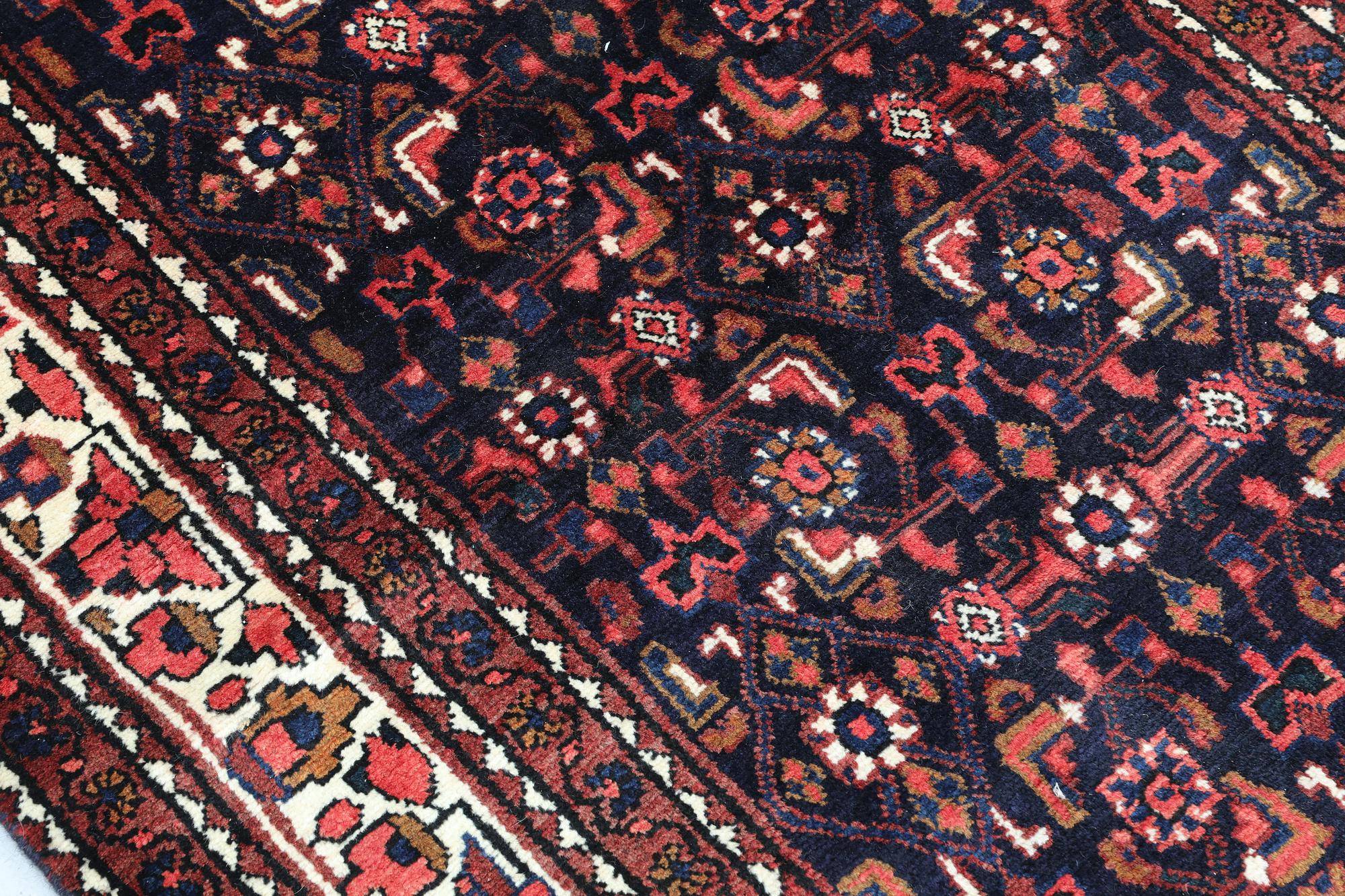A Hamadan runner, approx. 420 x 110 cm.