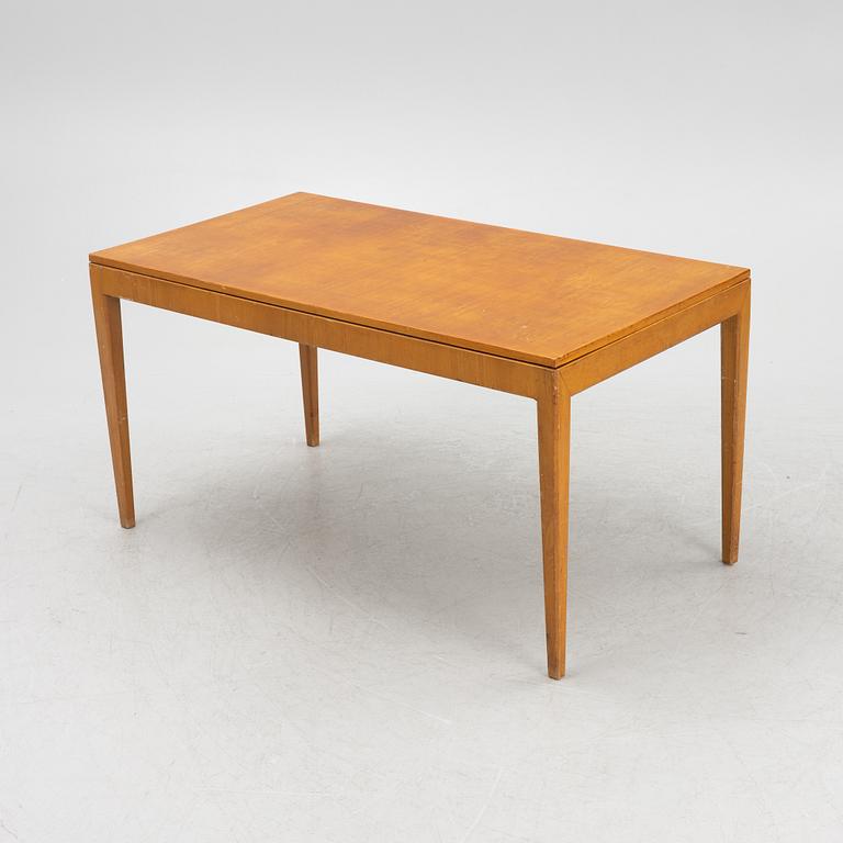 Axel Larsson, a Swedish Modern dining table model 1524, SVenska Möbelfabrikerna Bodafors, 1940's.