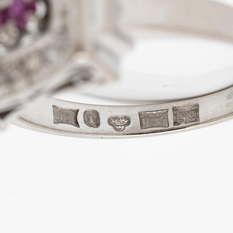 Ring 18K vitguld med diamanter och rubiner, Joh. Petterssons Stockholm 1957.