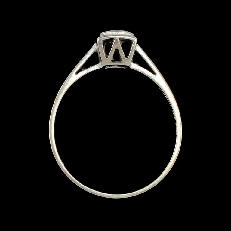 RING, 18k vitguld med briljantslipad diamant, 0.26 ct, Gustav Dahlgren & Co, Malmö, 1963. Vikt 2 g.