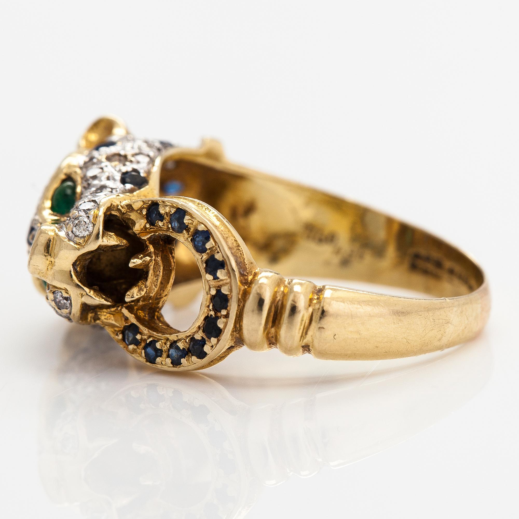 Ring, 18K guld, safirer, smaragder och diamanter ca 0.21 ct tot.