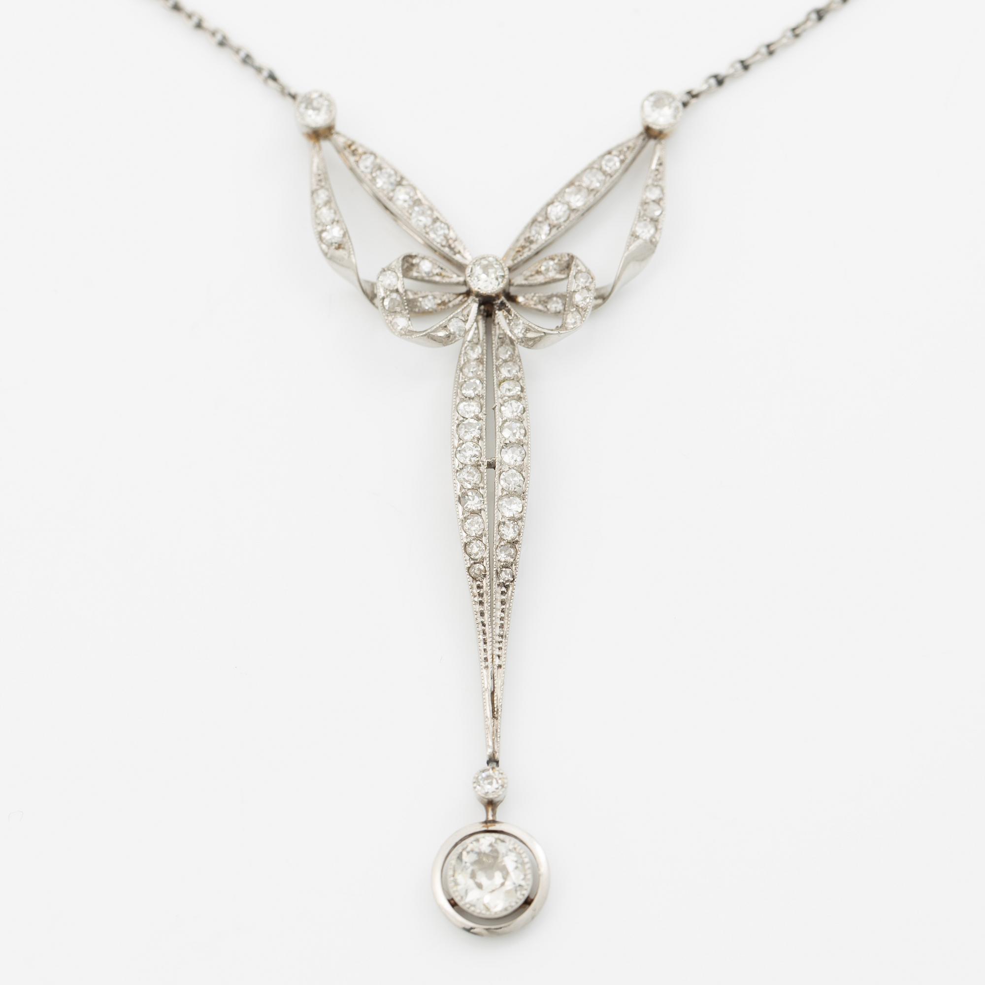 Platinum necklace with old-cut diamonds, circa 1900.