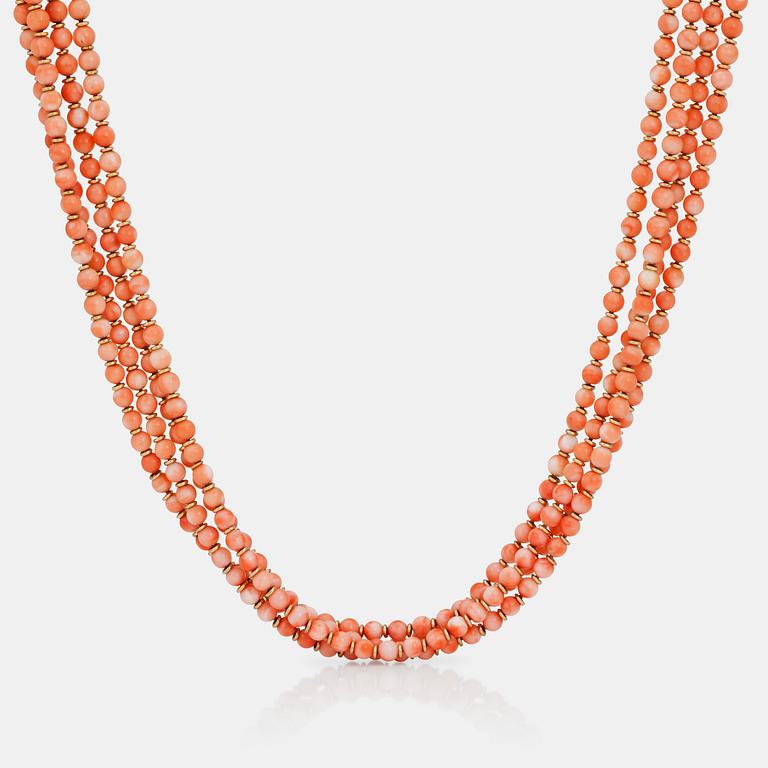 COLLIER med koraller samt briljantslipade diamanter totalt ca 0.68ct. Två droppformade koraller medföljer.