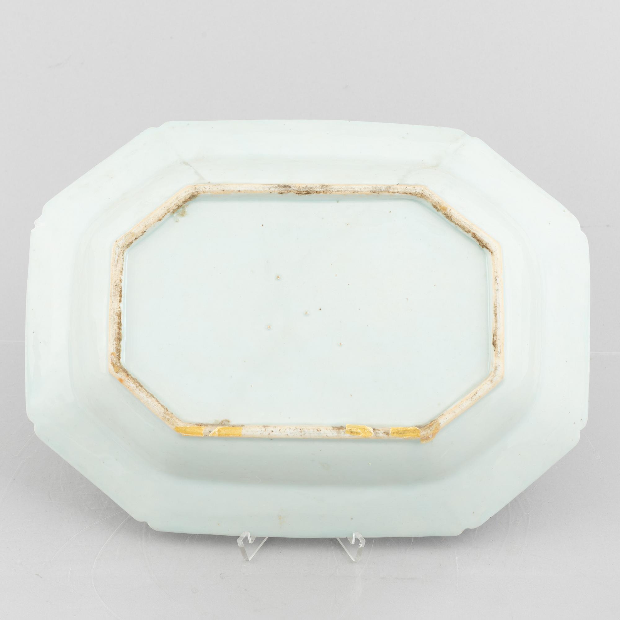 A Chinese blue and white export porcelain tureen stand, Qing dynasty, Qianlong (1736-95).