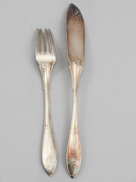 FISKBESTICK, nysilver, 15 st, märka med loggotyp från Stockholmsutställningen 1930 samt restaurangen Tre Remmare.
