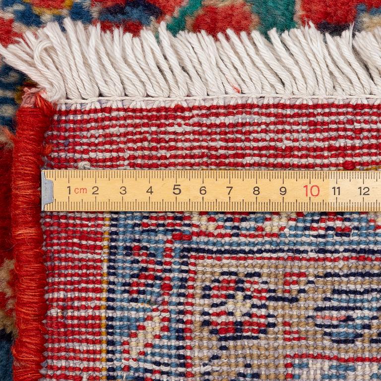 A Viss carpet, approx. 304 x 228 cm.