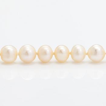 A pearl collier with cultured pearls, 14K gold clasp with ca. 0.045 ct of diamonds.