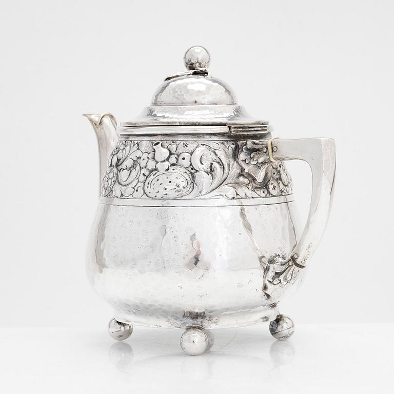 A silver teapot, unidentified master stamp W.I.S., Germany, first quarter of the 20th century.