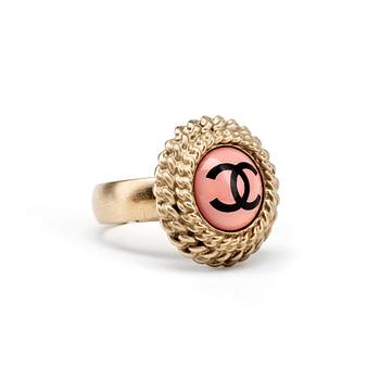 821. CHANEL, a gold colored logo ring.