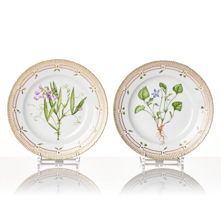 A set of 12 Royal Copenhagen 'Flora Danica' dinner plates, Denmark, 20th century.