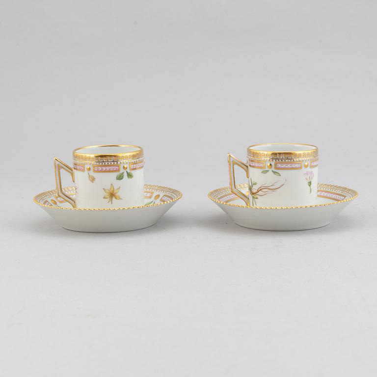Royal Copenhagen, koppar med fat, ett par, samt sockerskål, porslin. "Flora Danica", 1900-tal.