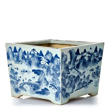 A blue and white flower pot, late Qing dynasty, circa 1900.