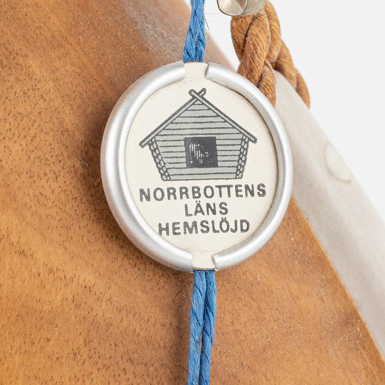 Anders Sunna,  a birch and reindeer horn flask.