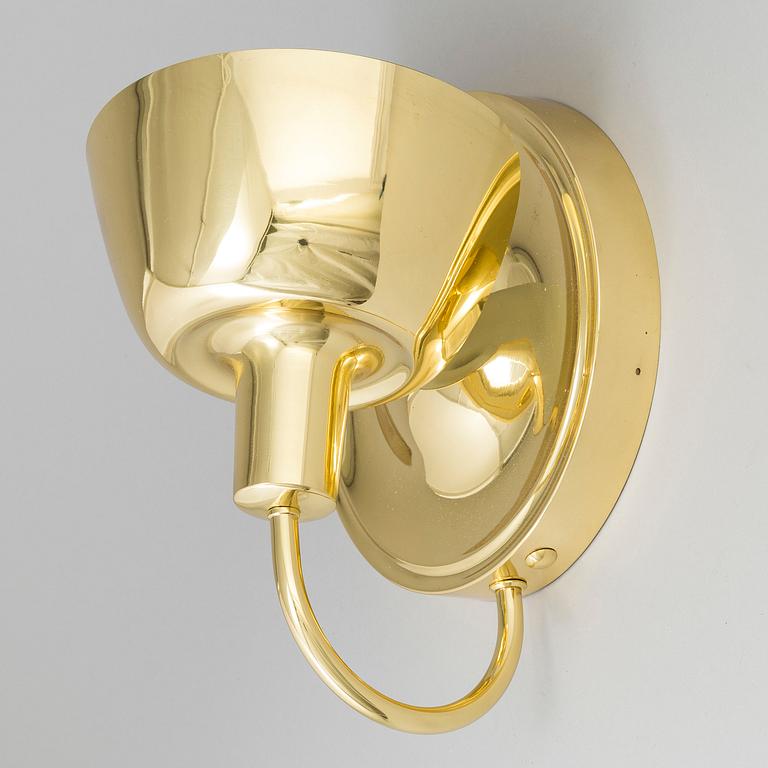 A brass wall light model 2389 by Josef Frank, Firma Svenskt Tenn.