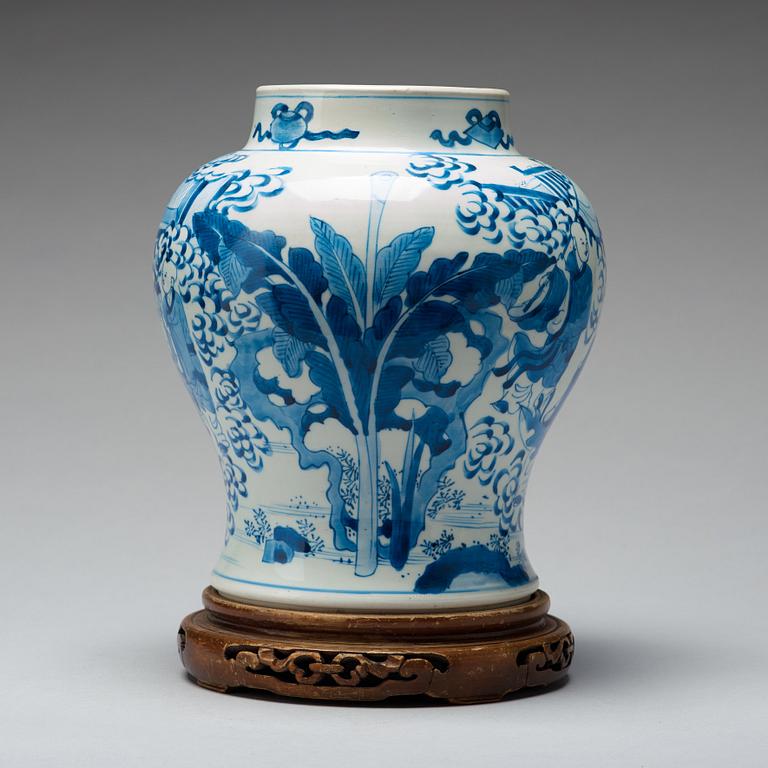 A blue and white jar, Qing dynasty, Kangxi (1662-1722).