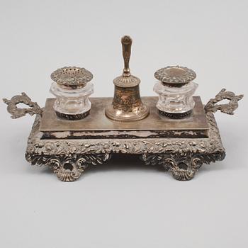 SKRIVBORDSUPPSATS, silver, Adolf zethelius, Stockholm, 1838, vikt 469 gram (exklusive glasen).