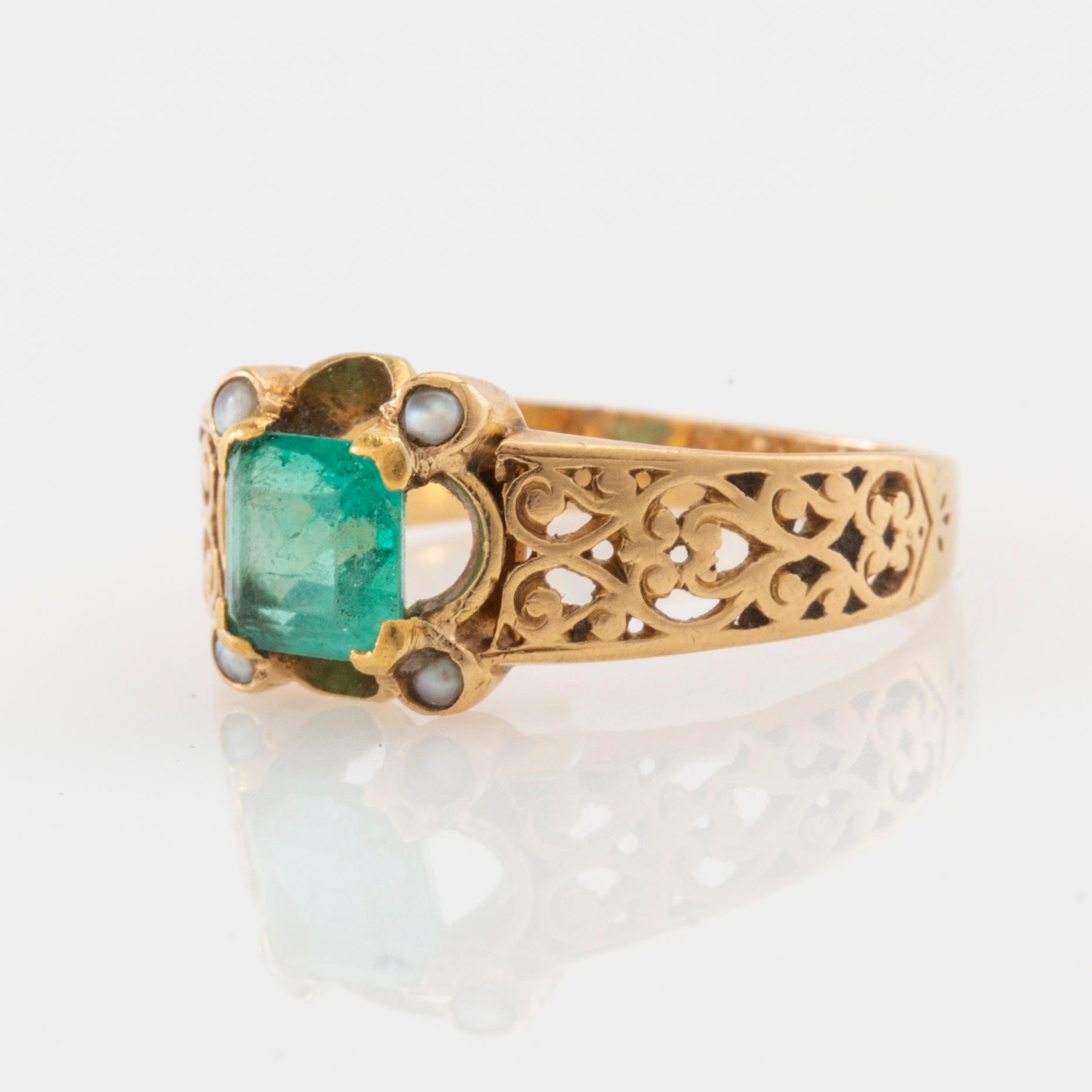 Ring in 18K gold with a step-cut emerald and seed pearls.