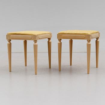 TABURETTER, 1 par, gustaviansk stil, 1900-talets andra hälft.