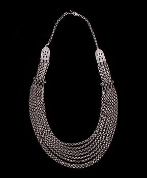 HALSSMYCKE, försilvrad, "Hämäläinen juhlakääty" Kalevala Koru, 1900-talets senare hälft. Vikt 104 g.