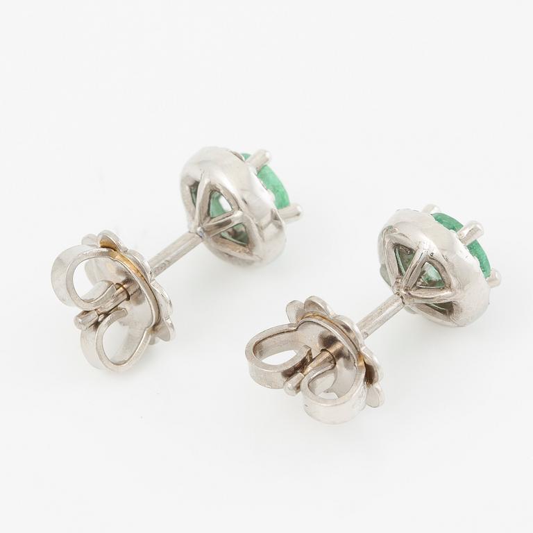 Earrings 14K white gold with emeralds and brilliant-cut diamonds.