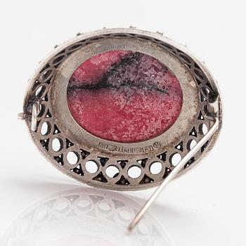 Kai Lindström, Brosch, ring och örhängen, silver, granit. Kalevala Koru, Helsingfors 1968.