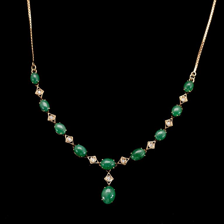 COLLIER, 14k guld med jade samt briljantslipade diamanter. Vikt 9g.