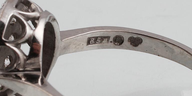 RING, 18K vitguld med ovalslipad blå safir samt briljantslipade diamanter 0.36 ct, Vetlanda, 1969. Vikt 5,2 gram.