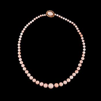 67. A NECKLACE, light coral 5,5 mm - 14,5 mm. Golden clasp.