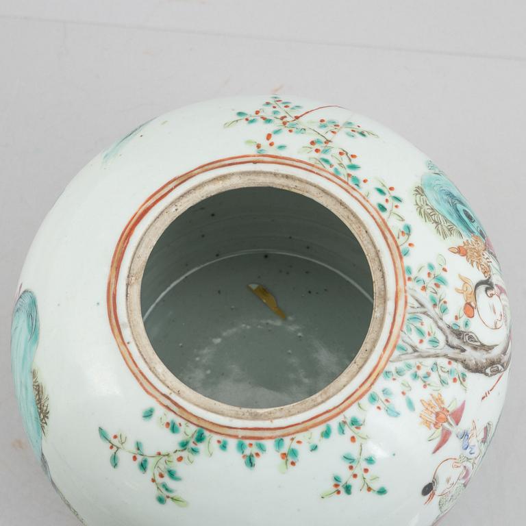 A porcelain urn with cover, China, Qing dynasty, late 19th century.
