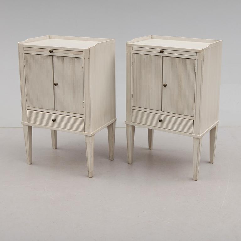 SÄNGBORD, 1 par, gustaviansk stil, 1900-talets andra hälft.