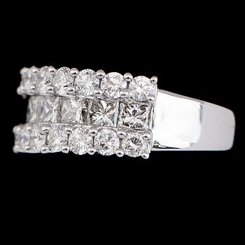 RING, 18K vitguld, diamanter tot ca 2.37 ct. Vikt ca 6 g.