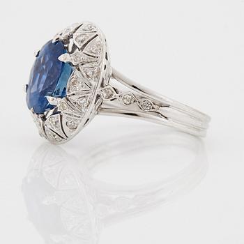 An 18K white gold ring set with a faceted sapphire.