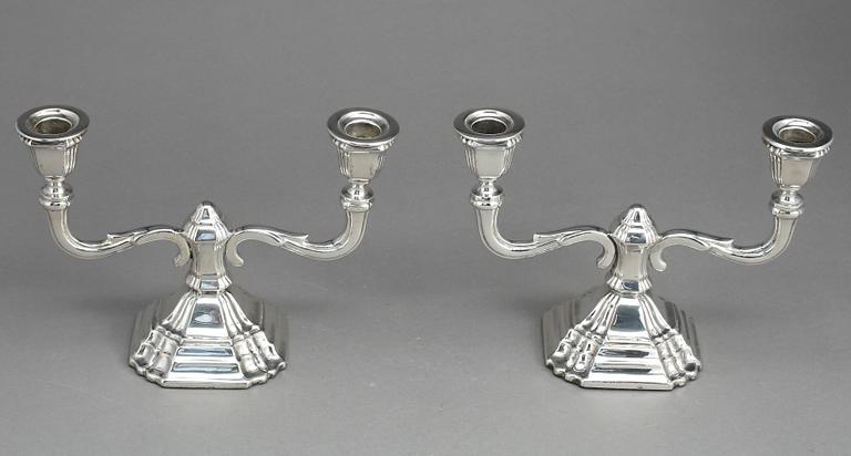 KANDELABRAR, ett par, silver. svenska importstämplar. 1900-talets första hälft.