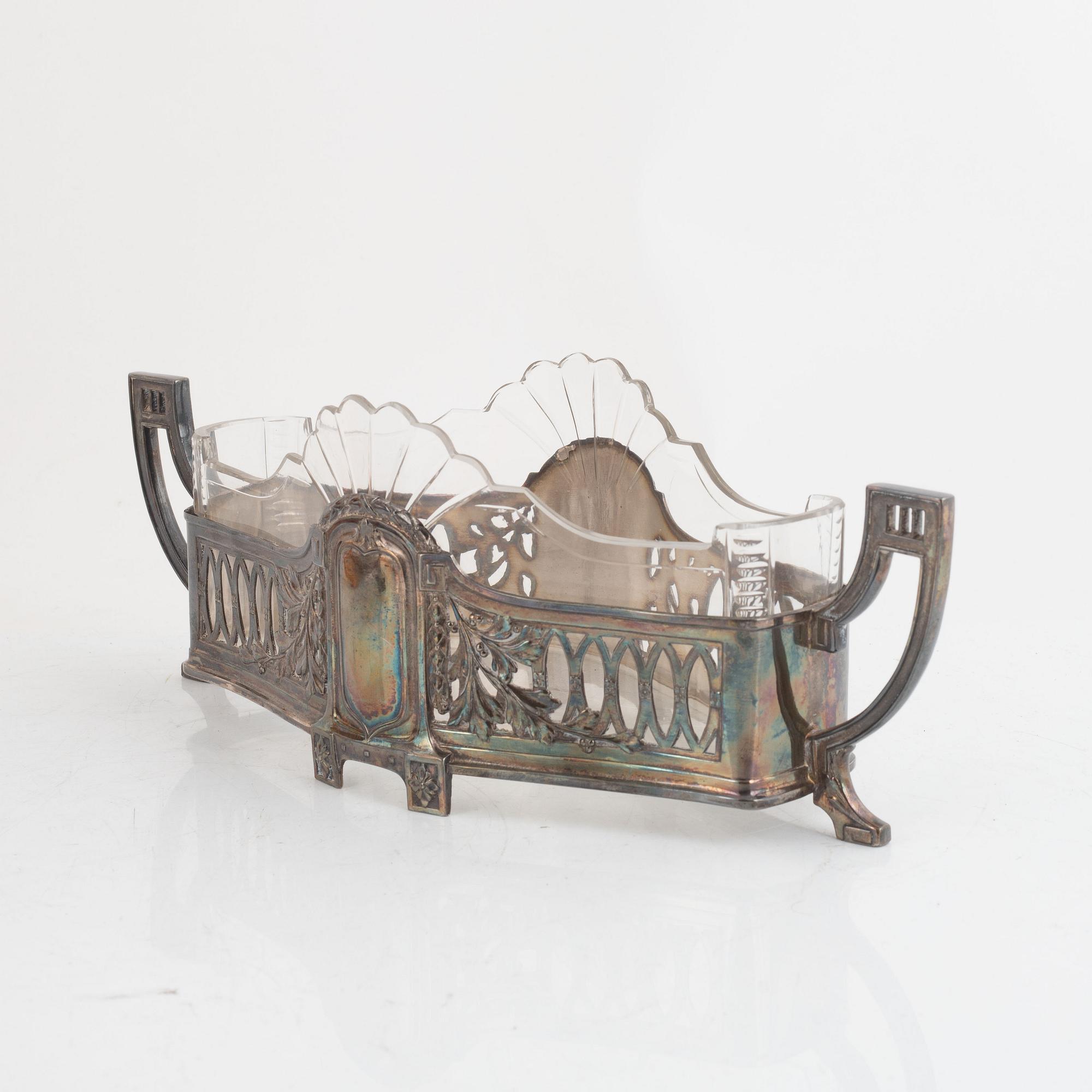 An Art Nouveau silver-plate jardinière, ealry 20th century.