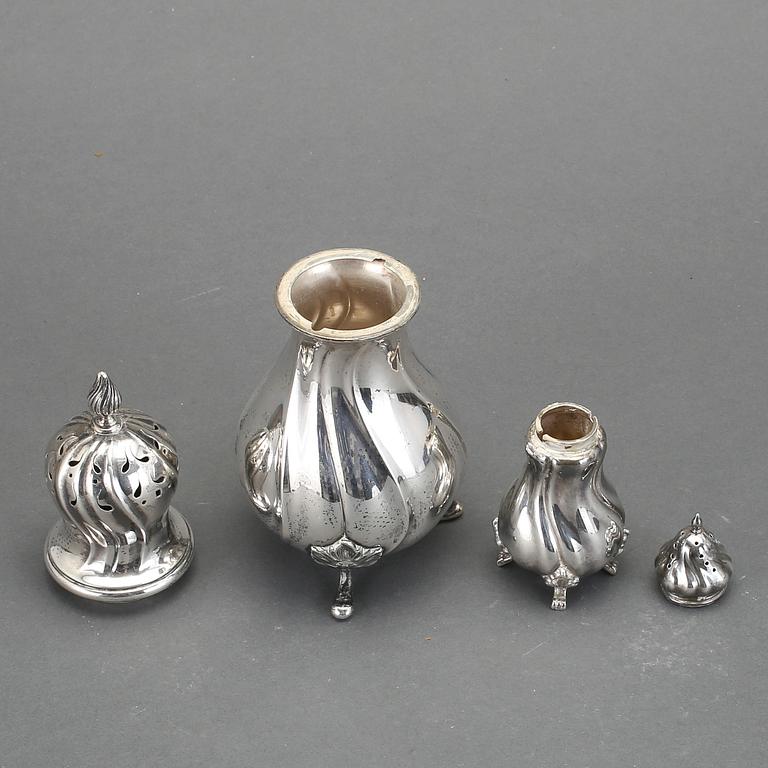 STRÖARE, 2 st, silver, svenska importstämplar, 1900-tal. Vikt ca 277 g.